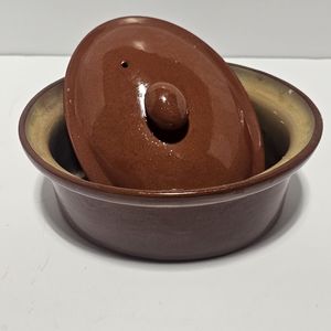 Vintage Ceramic mini "crock pot" style oven dish. Lid is vinted.